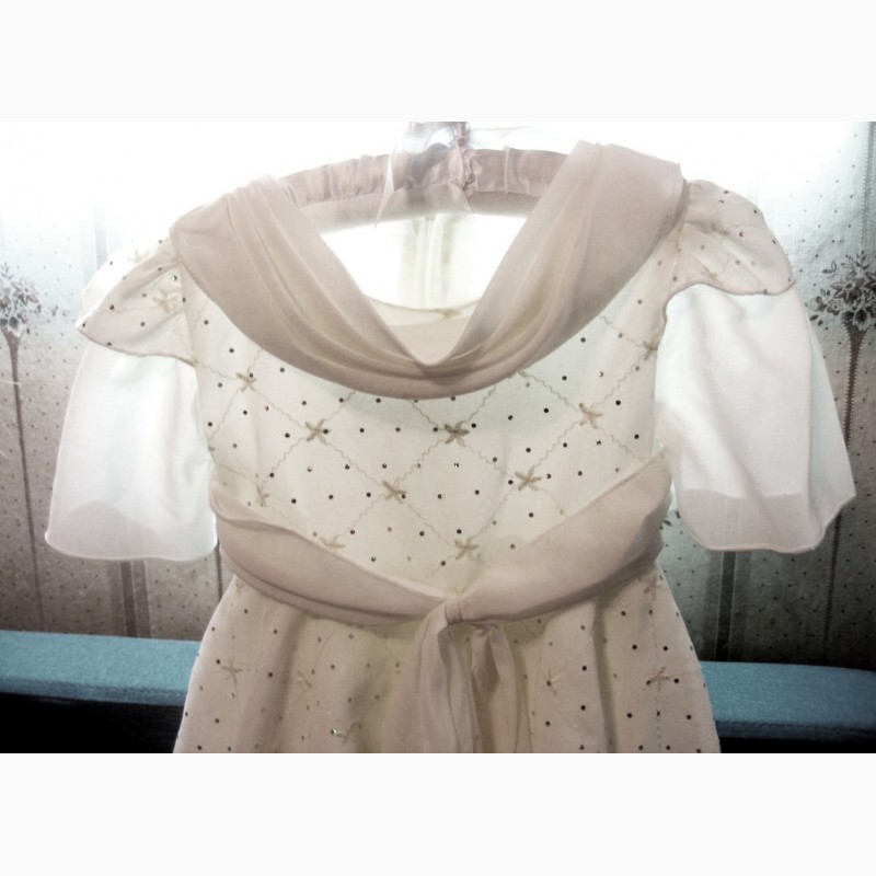 Фото 5. Нарядное платье для девочки молочного цвета