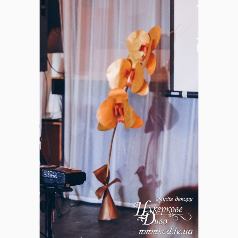 Фото 3. Ростова гігантська орхідея на ніжці стійці золота